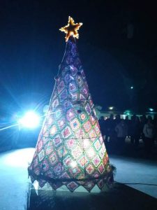 Original y meritorio árbol de Navidad en El Pobo